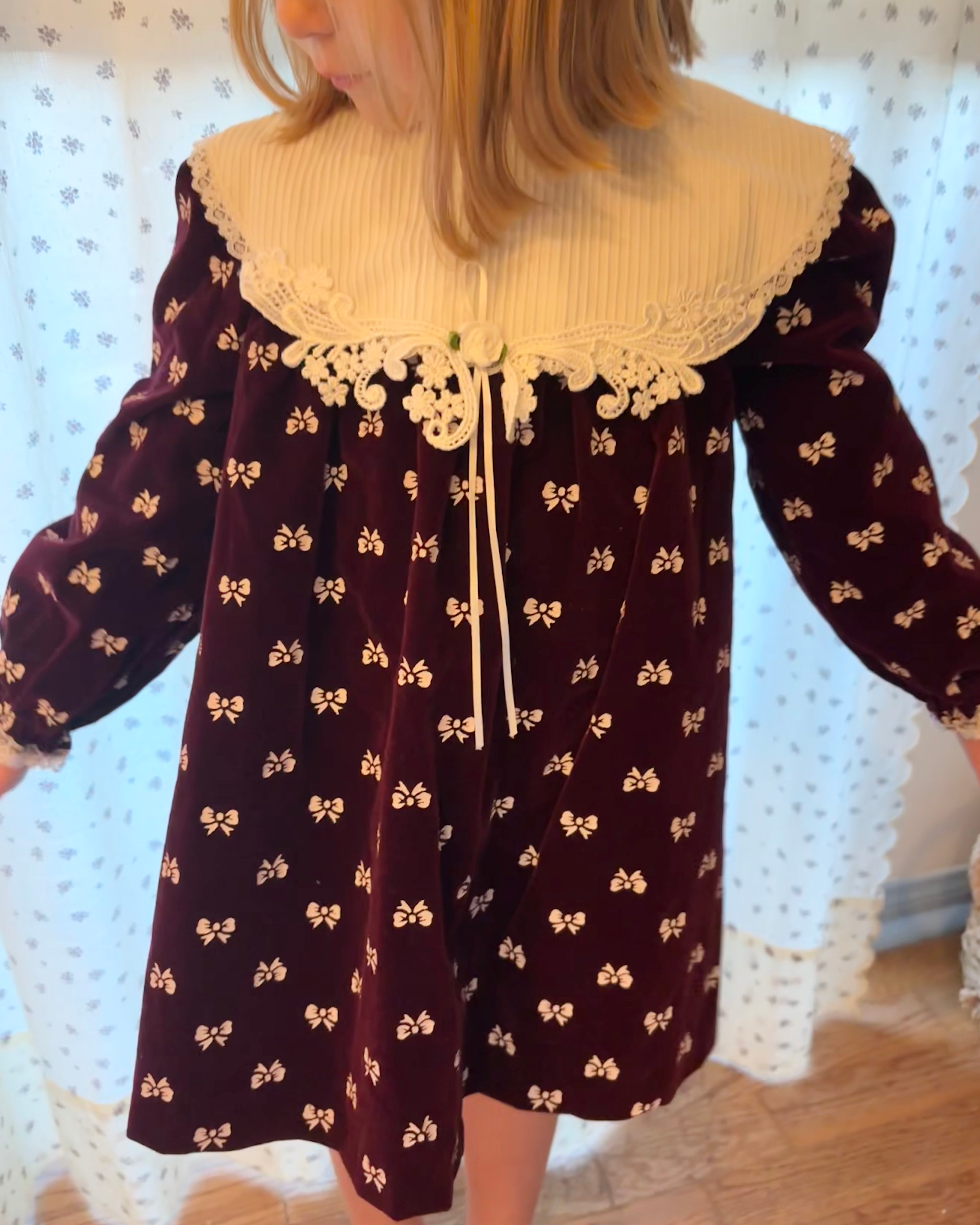 Vintage - Burgundy velvet bow dress 4Y